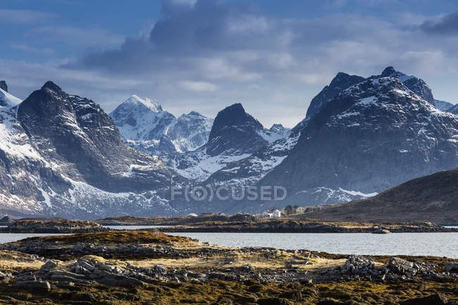 Neige ensoleillée, montagnes escarpées, Ramberg, Lofoten, Norvège — Photo de stock