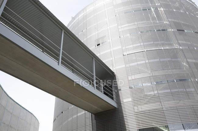 Edifício arquitetônico, moderno e passarela elevada — Fotografia de Stock
