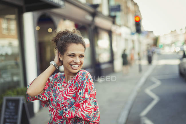 Портрет впевнена, сміється молода жінка на міській вулиці — стокове фото