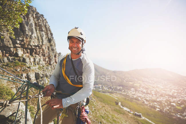 Retrato sonriente, seguro escalador de roca - foto de stock