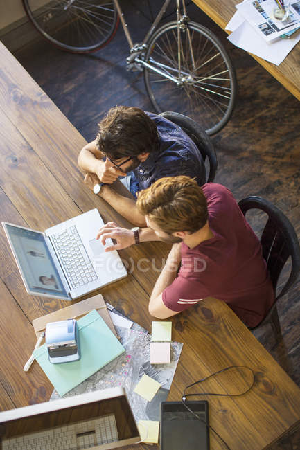 Empresários casuais usando laptop no escritório moderno — Fotografia de Stock