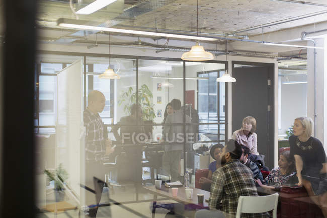 Geschäftsleute, die in modernen Büros arbeiten — Stockfoto