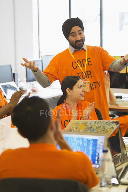 Hacker klatschen, codieren für den guten Zweck beim Hackathon — Stockfoto
