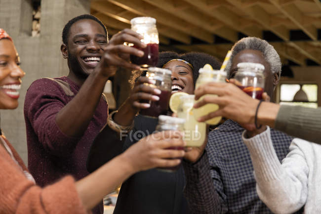 Multi-geração família brindar limonada e sangria — Fotografia de Stock