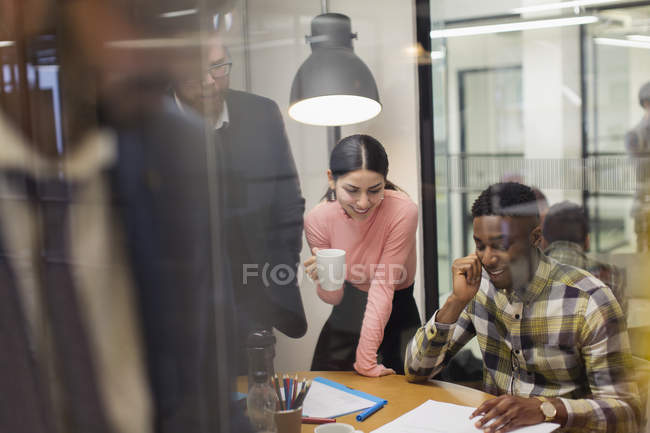 Negócios criativos pessoas brainstorming em reunião sala de conferências — Fotografia de Stock