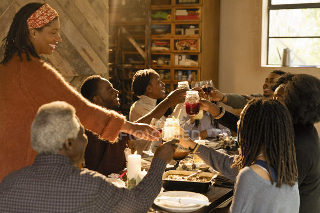 Famille multi-génération profitant du dîner de Noël, verres à griller — Photo de stock