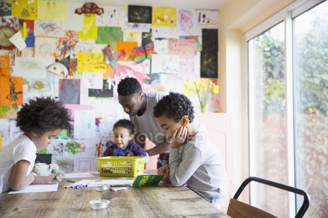 Père africain et les enfants coloriage à la table — Photo de stock