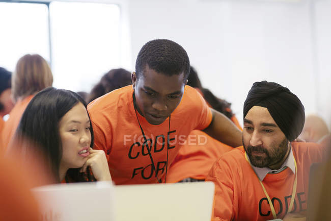 Hacker programmieren bei Hackathon für guten Zweck — Stockfoto