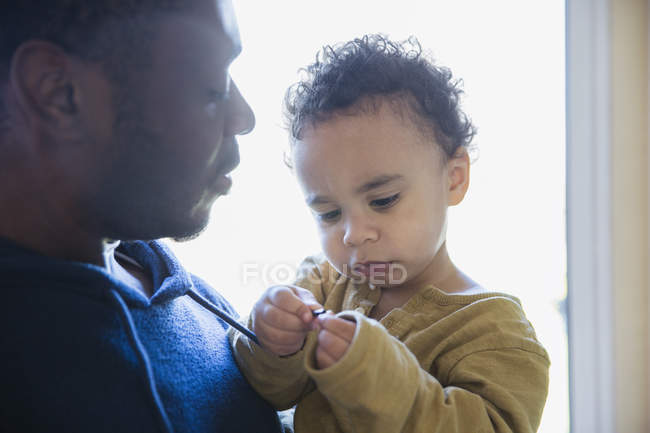 Afro-americano pai segurando pequeno filho — Fotografia de Stock