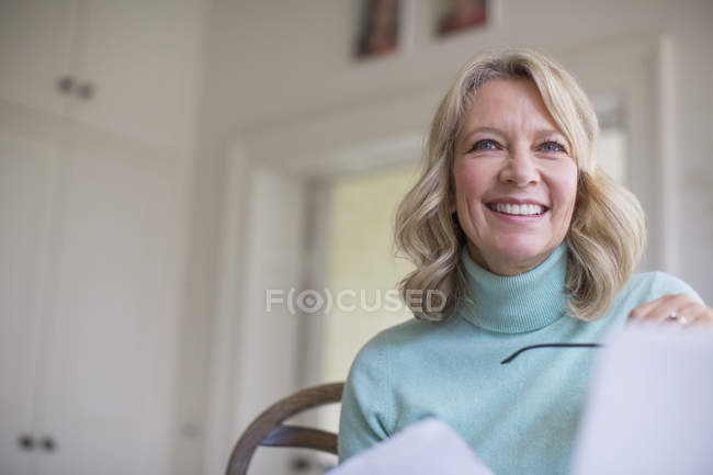Sorridente, donna matura fiduciosa a casa moderna — Foto stock