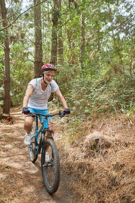 Maduro homem montanha ciclismo no trilho no madeiras — Fotografia de Stock