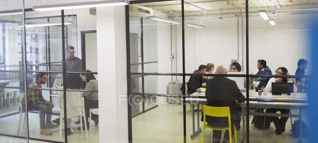 Reunião de empresários no escritório e na sala de conferências — Fotografia de Stock