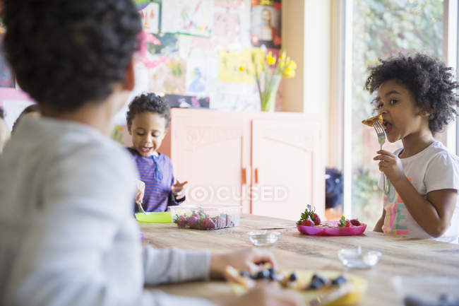 Petit frère et petite sœur petit déjeuner à table — Photo de stock
