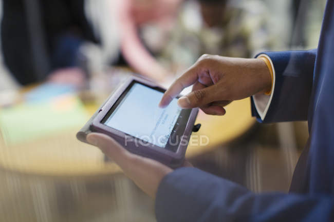 Primo piano uomo d'affari utilizzando tablet digitale — Foto stock