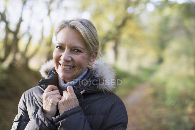 Ritratto di donna bionda felice in abito autunnale in posa al parco — Foto stock