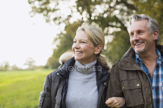 Зріла біла пара йде разом в осінньому парку — стокове фото