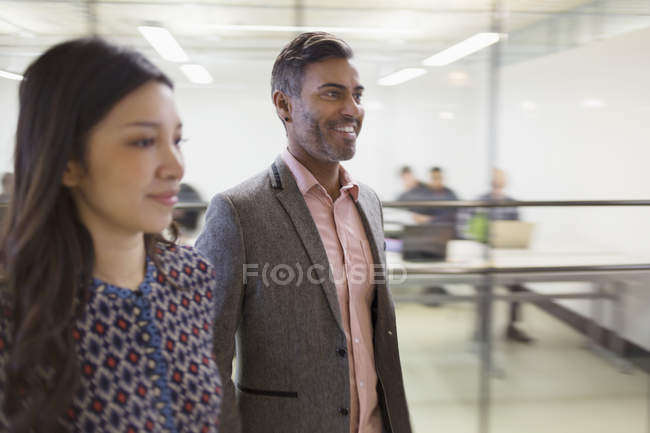 Pessoas de negócios andando no escritório — Fotografia de Stock