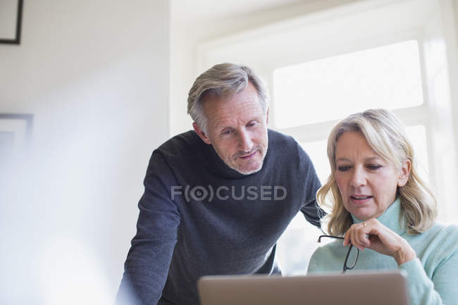 Ältere Paare nutzen Laptop zu Hause — Stockfoto