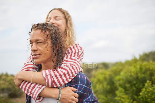 Casal afetuoso abraçando ao ar livre — Fotografia de Stock