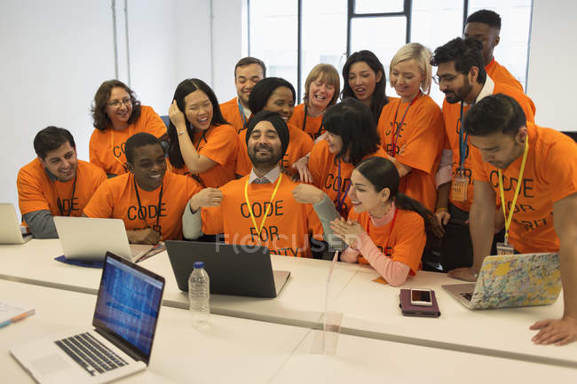 Retrato hackers confiantes codificação para caridade no hackathon — Fotografia de Stock
