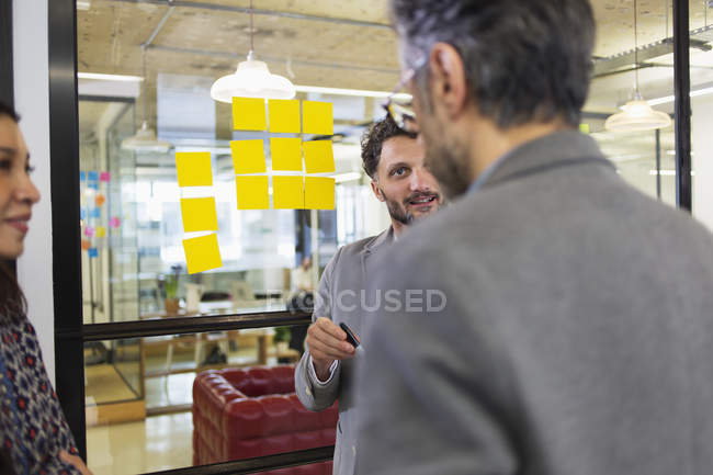 Творчі бізнесмени розмовляють в офісі — стокове фото