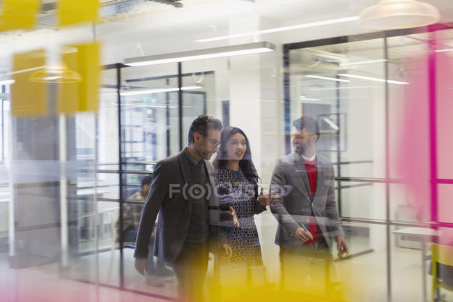 Geschäftsleute zu Fuß im Büro — Stockfoto