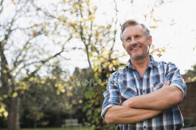 Portrait of confident mature caucasian man in autumn park — Stock Photo