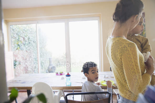 Feliz madre caucásica con hijos afroamericanos en casa - foto de stock