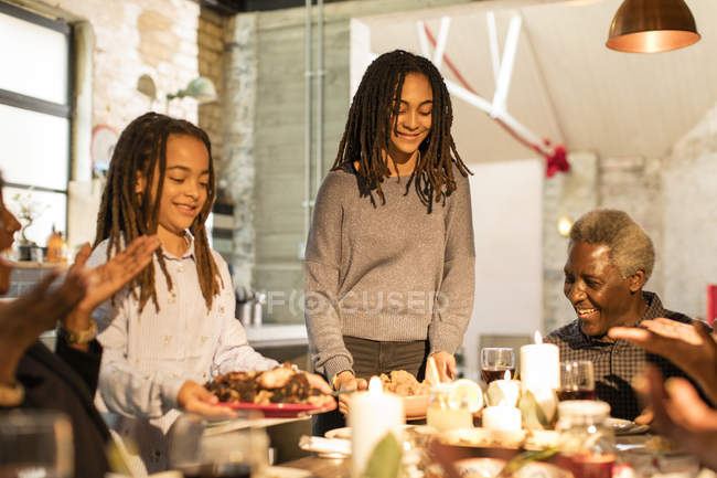 Сім'я багатьох поколінь, що подає різдвяну вечерю — стокове фото