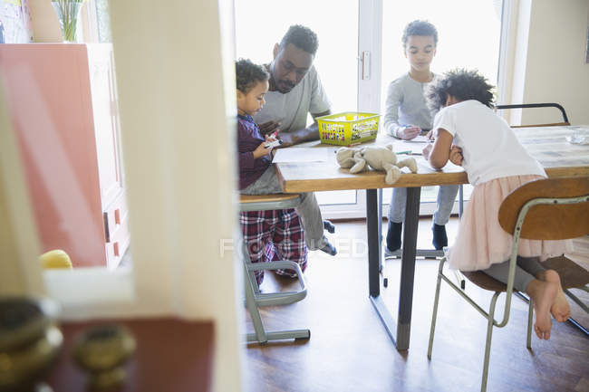 Adult african american father at home with kids — Stock Photo