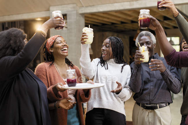 Entusiástico família multi-geração brindar limonada e sangria no pátio — Fotografia de Stock