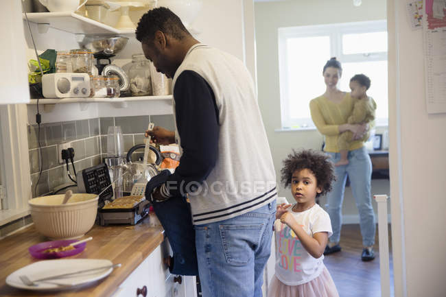 Waffles família feliz cozimento na cozinha — Fotografia de Stock