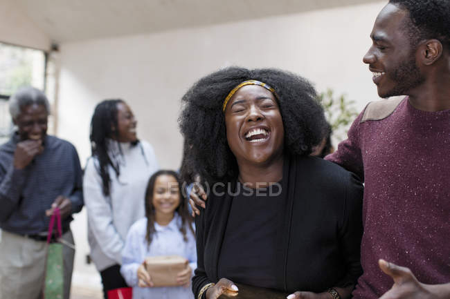 Fröhliches, lachendes Mehrgenerationenfamilientreffen zu Weihnachten — Stockfoto