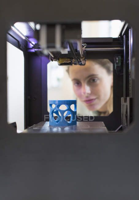 Designer feminino usando impressora 3D — Fotografia de Stock
