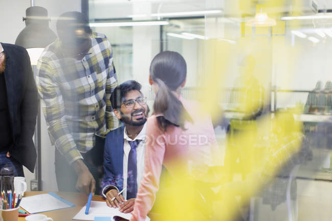 Encontro de empresários sorridente com colegas no cargo — Fotografia de Stock