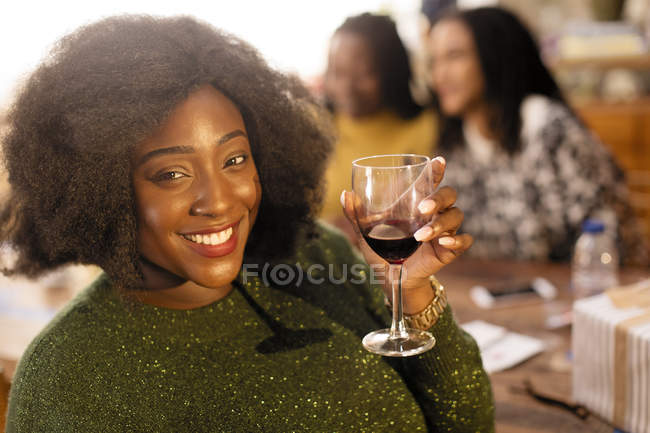 Retrato sorrindo, jovem mulher confiante bebendo vinho tinto — Fotografia de Stock