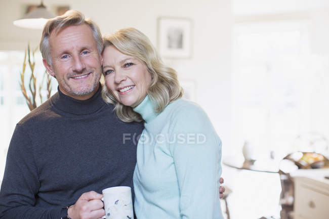Portrait souriant, couple mature confiant à la maison moderne — Photo de stock