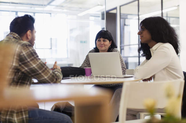 Les gens d'affaires avec ordinateur portable parler dans la réunion de bureau — Photo de stock