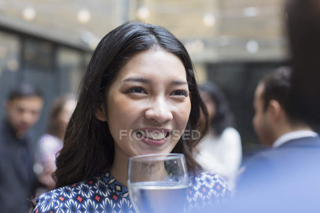 Усміхнена жінка насолоджується вечіркою — стокове фото