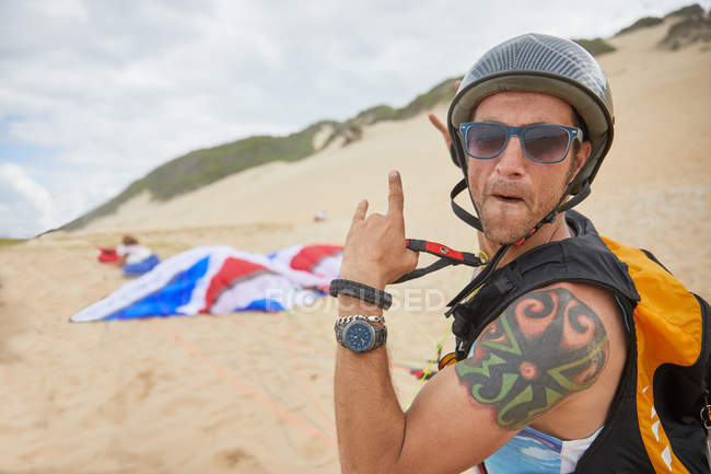 Портрет уверенный, беззаботный мужчина-парапланерист на пляже — стоковое фото