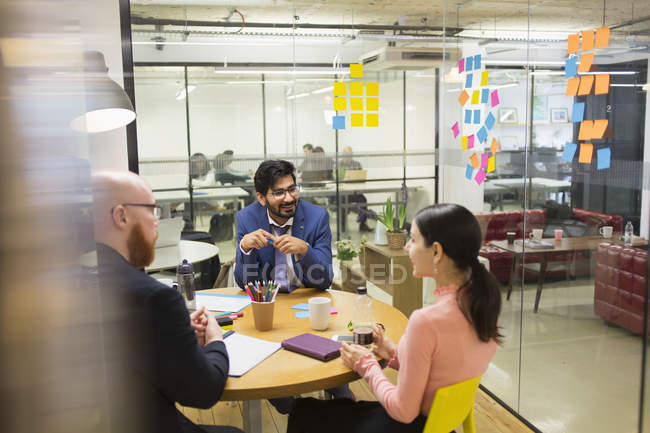 Creativi uomini d'affari brainstorming in sala conferenze riunione — Foto stock