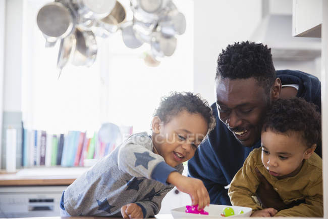 Afrikanisch-amerikanischer Vater spielt mit Kindern zu Hause — Stockfoto