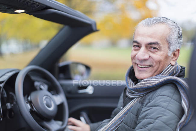 Porträt lächelnder, selbstbewusster Senior im Cabrio — Stockfoto