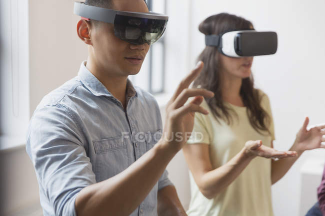 Programadores informáticos probando gafas de simulador de realidad virtual - foto de stock