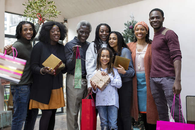 Ritratto sorridente famiglia multi-generazione che tiene regali di Natale — Foto stock