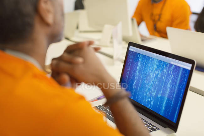 Hacker no laptop codificação para caridade no hackathon — Fotografia de Stock