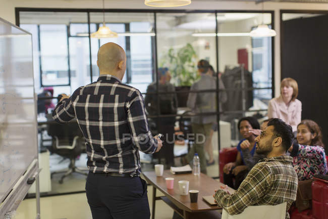 Negócios criativos pessoas brainstorming em reunião de escritório — Fotografia de Stock