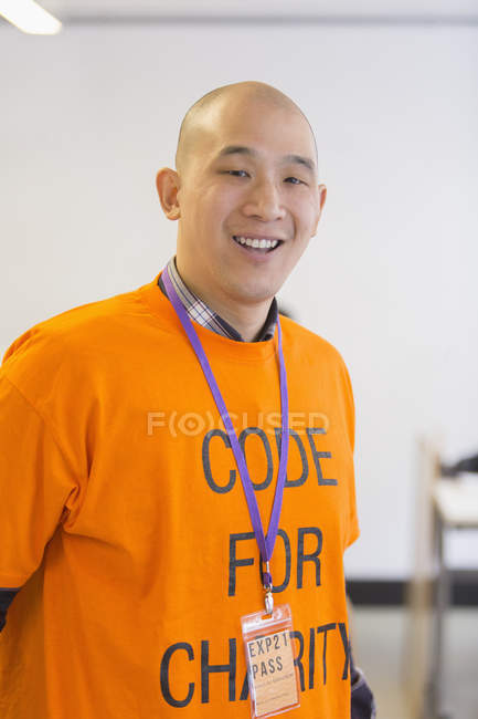 Ritratto fiducioso hacker codifica per beneficenza a hackathon — Foto stock