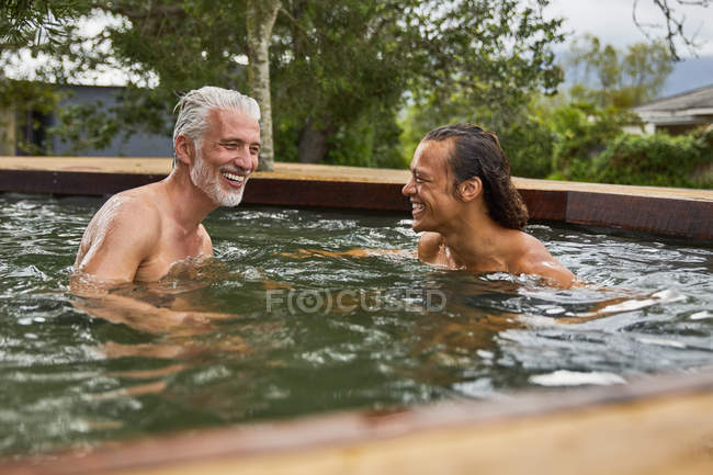 Padre e hijo relajándose en la bañera de hidromasaje - foto de stock