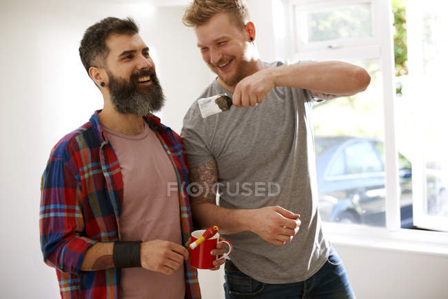 Felice maschio gay coppia pittura — Foto stock